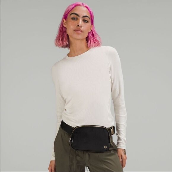 NWT Black Velour Gold Hardware Lululemon Everywhere Belt Bag - Picture 5 of 5